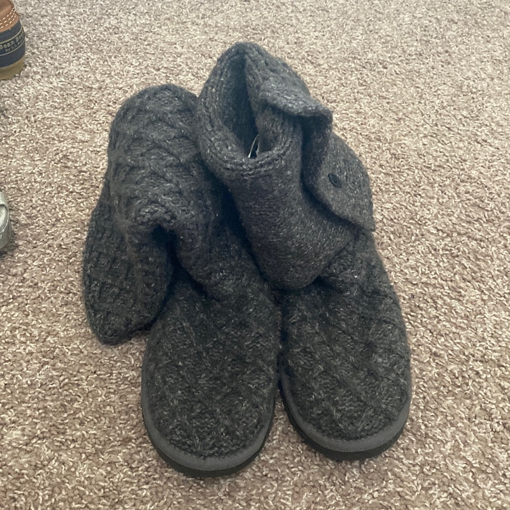 Grey knit button-up Uggs. Size: 7